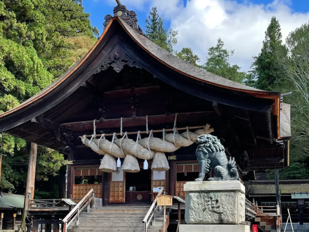 The Kaguraden of Suwa Taisha Akimiya, known for its massive shimenawa sacred rope.