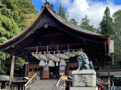 Suwa Taisha Akimiya’s Kaguraden with its impressive shimenawa rope.
