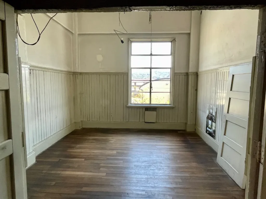 The venue of a Shogi tournament and the hospital where the mentor stays, as seen in Banjo no Himawari.