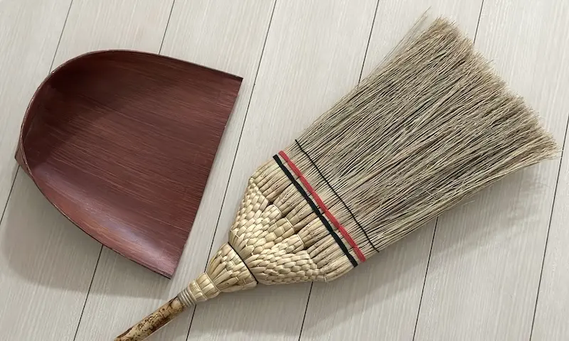 Osouji traditional cleaning tools: Shuro Houki and dustpan used in Japanese year-end cleaning