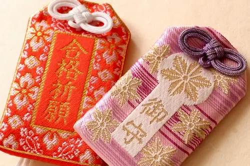 A traditional Japanese omamori charm featuring a nijukanou-musubi knot.
